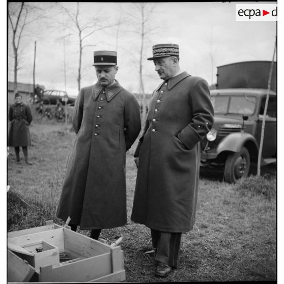 Photographie de groupe d'officiers de la 2e armée lors de l'inauguration du camion-douche.