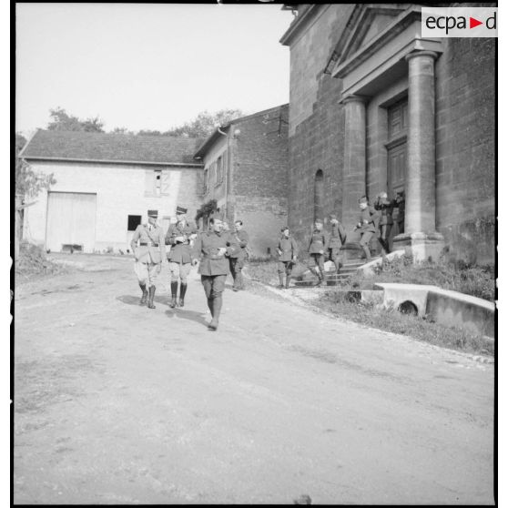 Plan général de soldats de la 2e armée qui marchent dans une rue.