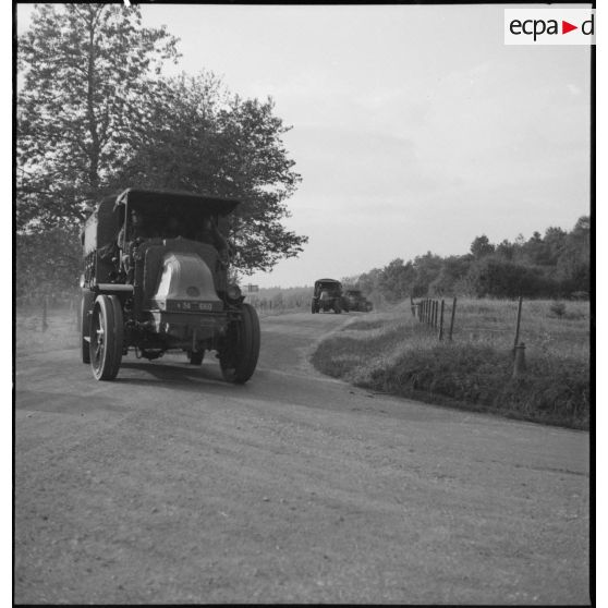 Convoi de Latil TAR de la 2e armée qui remorquent des 145/155 mm M1916.