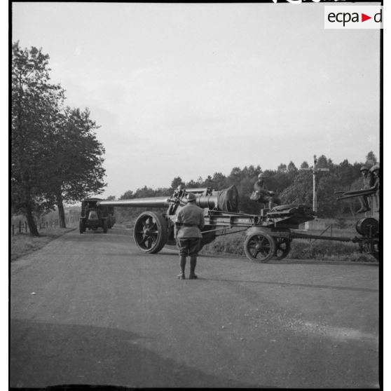 Convoi de Latil TAR de la 2e armée qui remorquent des 145/155 mm M1916.