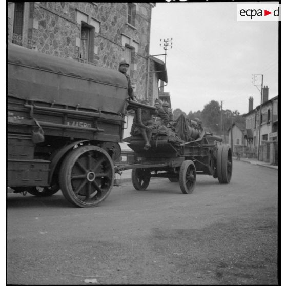 Un Latil TAR de la 2e armée qui remorque un 145/155 mm M1916 traverse un village.