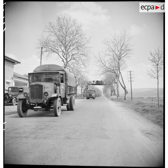 Une colonne de ravitaillement d'artillerie roule dans le secteur de la 2e armée.