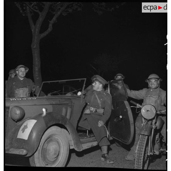 De nuit un véhicule d'une colonne motorisée de la BEF est à l'arrêt.