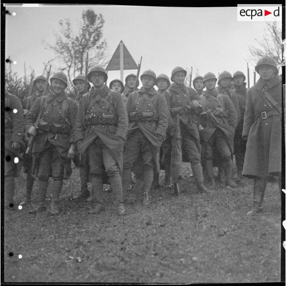 Photographie de groupe de fantassins du 151e RI (régiment d'infanterie) de la 42e DI (division d'infanterie).