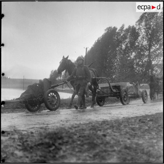 Dans le secteur de la 3e armée une unité d'artillerie de la 42e DI se déplace sur une route.