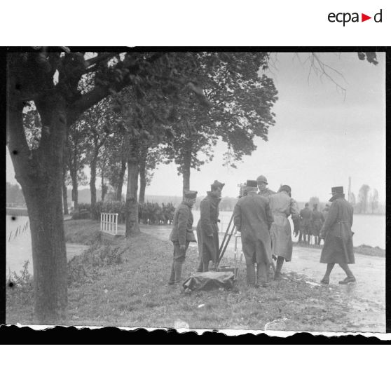 Dans le secteur de la 3e armée une équipe du SCA filme une colonne d'infanterie en déplacement sur une route.