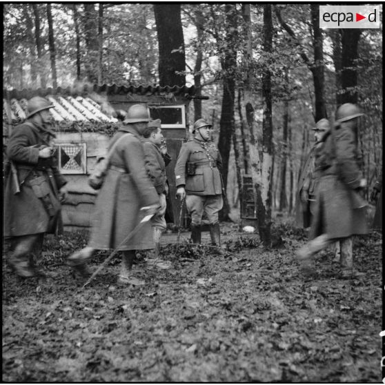 En forêt dans un cantonnement de campagne photographie de groupe de fantassins de la 3e armée.