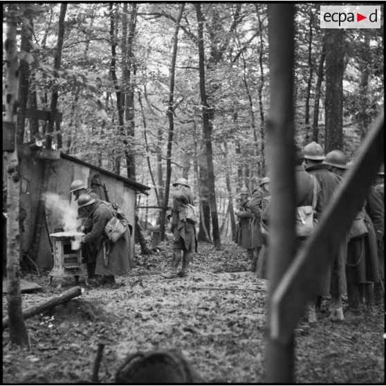 En forêt dans un cantonnement de campagne photographie de groupe de fantassins de la 3e armée.