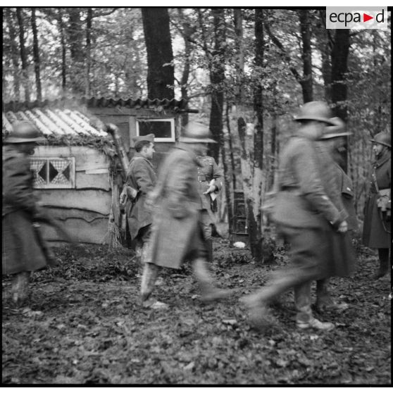 En forêt dans un cantonnement de campagne photographie de groupe de fantassins de la 3e armée.