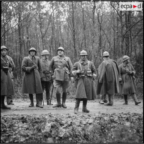 En forêt dans un cantonnement de campagne photographie de groupe de cadres et de soldats.