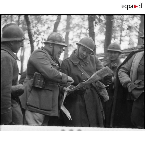 En forêt dans un cantonnement de campagne photographie de groupe de cadres et de soldats.