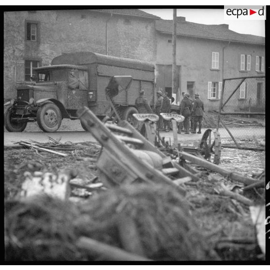 Dans un village de Moselle des soldats déchargent un camion.