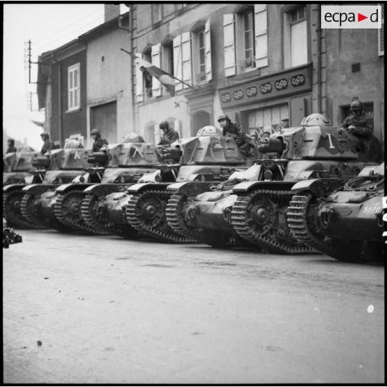 Plan général des Renault R35 du bataillon de chars de combat alignés sur la place Alexandre Monpeurt de Magny lors de la prise d'armes.