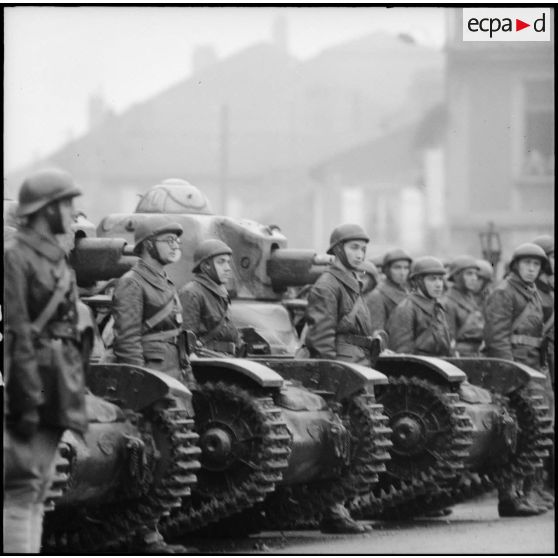 Plan moyen des Renault R35 du bataillon de chars de combat alignés sur la place Alexandre Monpeurt de Magny lors de la prise d'armes.