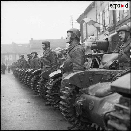 Alignement de Renault R35 sur la place Alexandre Monpeurt lors de la prise d'armes.