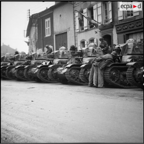 Plan général des Renault R35 alignés sur la place Alexandre Monpeurt lors de la prise d'armes.