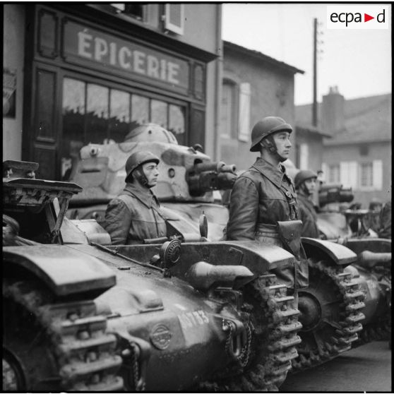 Alignement de Renault R35 sur la place Alexandre Monpeurt lors de la prise d'armes.