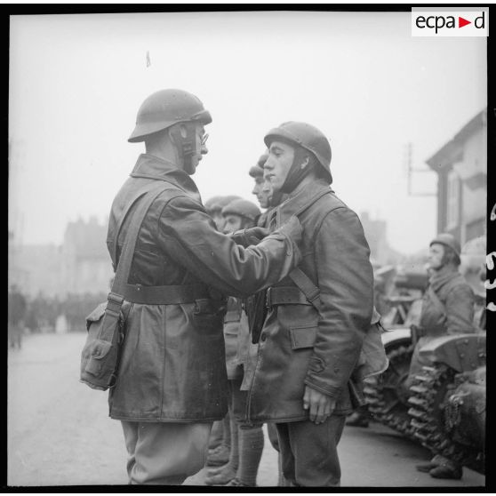 Le chef de corps décore de la croix de guerre 1939 des hommes de son bataillon lors de la prise d'armes à Magny.