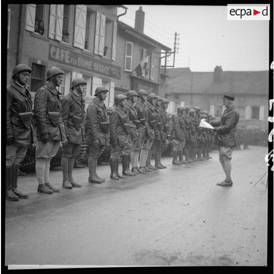 Bis. Photographie de groupe des récipiendaires lors de la prise d'armes à Magny.