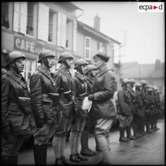 Photographie de groupe des récipiendaires lors de la prise d'armes à Magny.