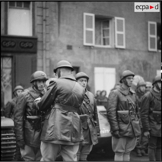 Le chef de corps décore de la croix de guerre 1939 des hommes de son bataillon lors de la prise d'armes à Magny.