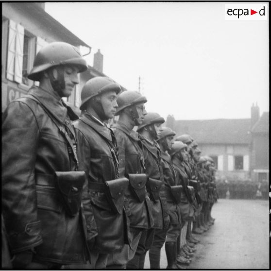 Photographie de groupe des récipiendaires lors de la prise d'armes à Magny.