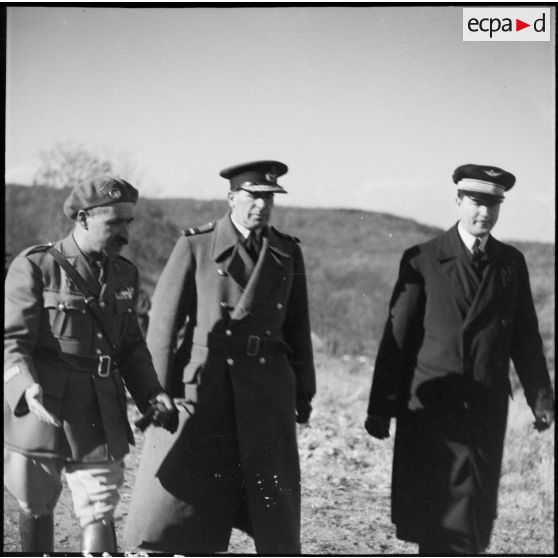 Le capitaine Tari, commandant l'ouvrage de la ligne Maginot du Mont des Welches, accompagne des officiers supérieurs de la RAF et de l'armée de l'air pour la visite des éléments extérieurs de l'ouvrage fortifié.