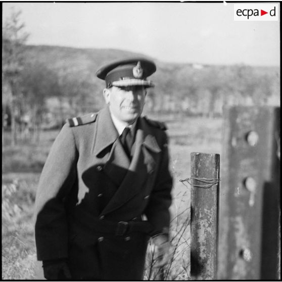 Portrait de l'officier supérieur de la RAF qui visite l'ouvrage du Mont des Welches.