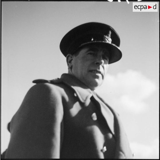 Portrait de l'officier supérieur de la RAF qui visite l'ouvrage du Mont des Welches.