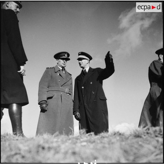 Photographie de groupe des officiers de la RAF et de l'armée de l'air qui visitent l'ouvrage du Mont des Welches.