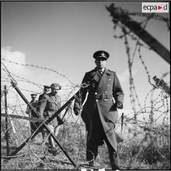 Portrait de l'officier supérieur de la RAF qui visite l'ouvrage du Mont des Welches.