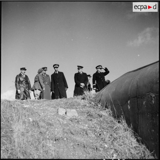 Photographie de groupe des officiers de la RAF et de l'armée de l'air qui visitent l'ouvrage du Mont des Welches.