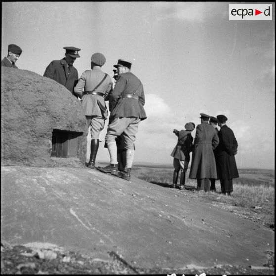 Photographie de groupe des officiers de la RAF et de l'armée de l'air qui visitent l'ouvrage du Mont des Welches.