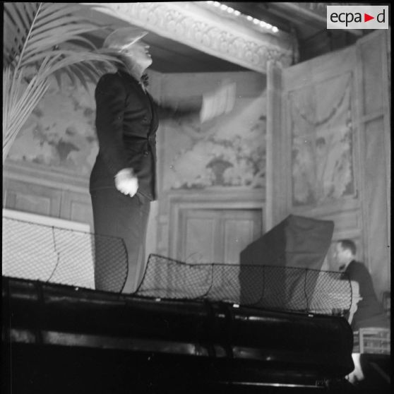 Maurice Chevalier sur scène lors d'une représentation pour les soldats de la 3e armée.