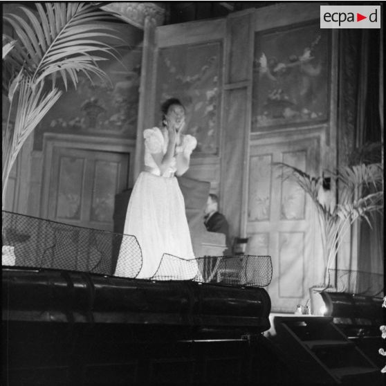 Joséphine Baker sur scène lors d'une représentation pour les soldats de la 3e armée.