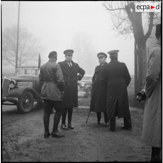 Photographie de groupe d'officiers de l'armée de l'air dont Antoine de Saint-Exupéry.