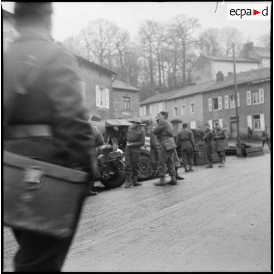 Dans un village de Moselle (zone de la 3e armée) une colonne motorisée de la 51e DI (BEF) est à l'arrêt.