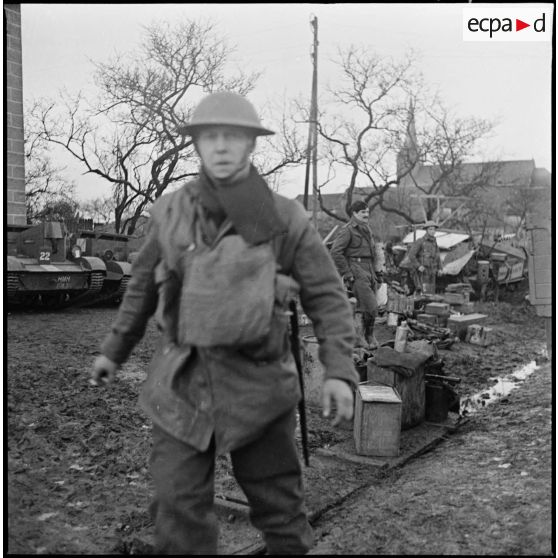 Dans un village de Moselle (zone de la 3e armée) plan américain d'un soldat de la 51e DI (BEF).