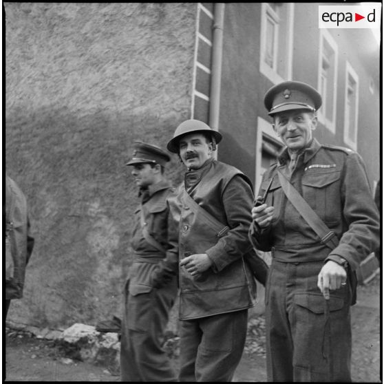 Dans un village de Moselle (zone de la 3e armée) photographie de groupe d'officiers de la 51e DI (BEF).