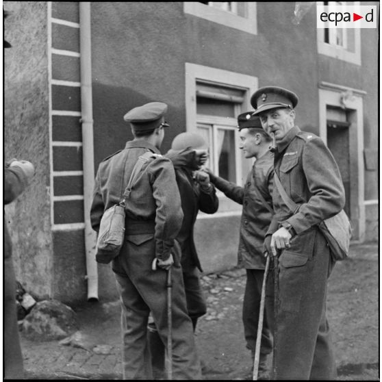 Dans un village de Moselle (zone de la 3e armée) photographie de groupe d'officiers de la 51e DI (BEF).