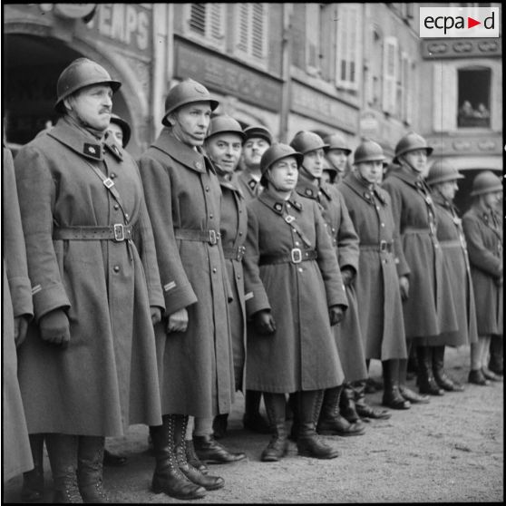 Photographie de groupe des cadres sans troupe lors de la cérémonie militaire place Duroc à Pont-à-Mousson.