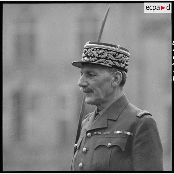 Portrait du général Condé, commandant la 3e armée, lors de la cérémonie militaire sur la place Duroc à Pont-à-Mousson.