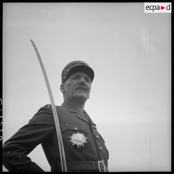 Portrait du général Condé, commandant la 3e armée, lors de la cérémonie militaire sur la place Duroc à Pont-à-Mousson.