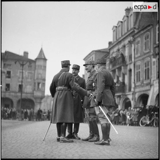 Photographie de groupe des généraux lors de la cérémonie militaire place Duroc à Pont-à-Mousson.