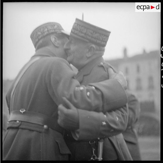 Le général Pretelat décore un général de la 3e armée place Duroc à Pont-à-Mousson.