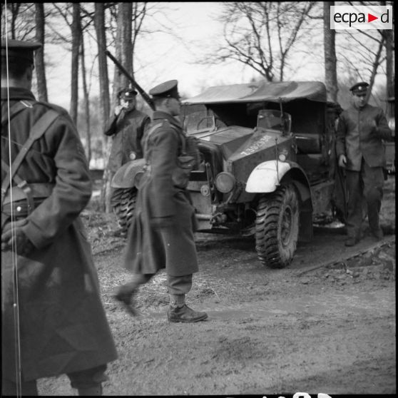 Des soldats anglais de la BEF se tiennent près d'un camion Morris C8.