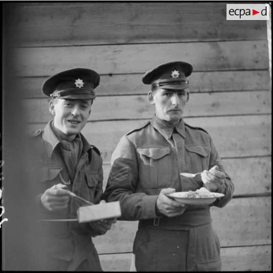 Portrait de groupe de soldats anglais de la BEF qui mangent.