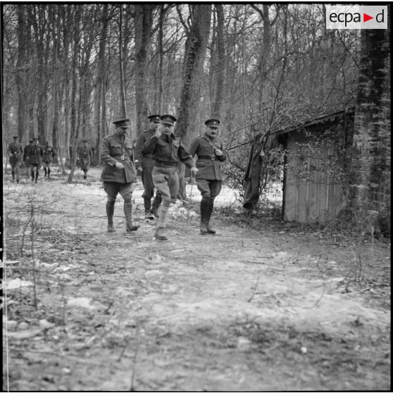 Lors de la visite d'une unité de la BEF le duc de Windsor est accompagné par des officiers supérieurs anglais.