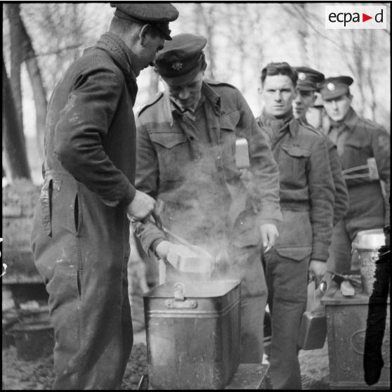 Distribution de nourriture pour des soldats anglais de la BEF.