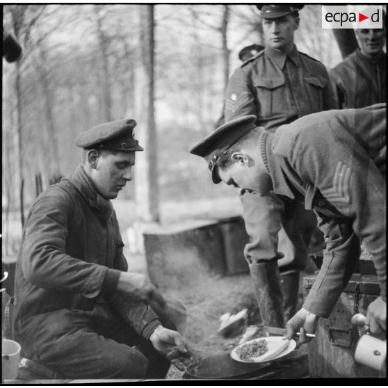 Distribution de nourriture pour des soldats anglais de la BEF.